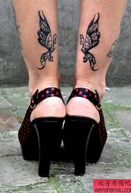 Nainen jalat perhonen tatuointi työtä