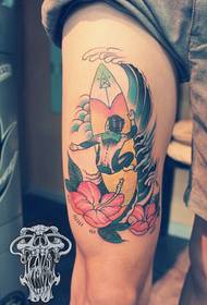 Kāju krāsas radošie sērfošanas tetovējumi
