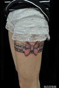 여자 다리를위한 유행 레이스와 활 문신 패턴