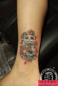 Девојки нозе слатки симпатична среќа мачка шема на тетоважа