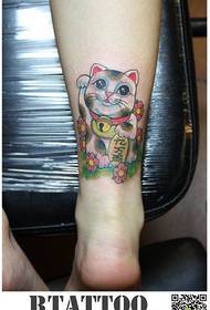 Hermosas piernas, patrón de tatuaje de gato popular, hermoso y afortunado