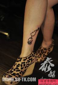 Beautifully popular skull skull chain tattoo pattern for girls' legs