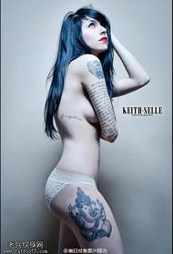 Frauenbeine wie ein Tattoo-Körperbild werden von der Tattoo-Figur geteilt