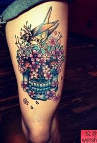 Uzorak za tetovažu lubanje u boji cvjetne ptice