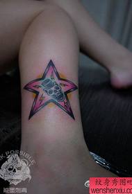 Bellissimo e bellissimo motivo a tatuaggio a stella e teschio a cinque punte per ragazze