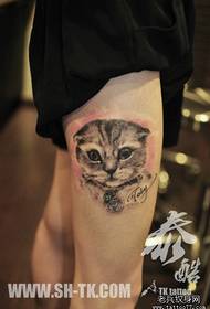 Motif de tatouage de chat mignon et mignon sur les jambes des filles