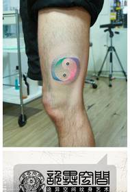 Popularna klasična tračeva tetovaža na nozi