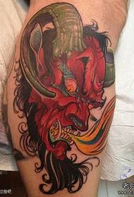 Mans ben som dominerar djävulen Satan tatuering mönster