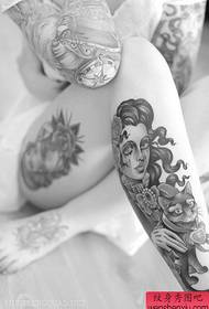 Kobieta nogi portret tatuaż praca