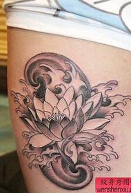 Kvinna ben lotus tatuering arbete
