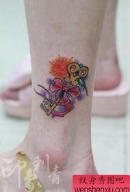 Modelet e tatuazheve të vogla dhe të njohura të kyçit të këmbëve të vajzave