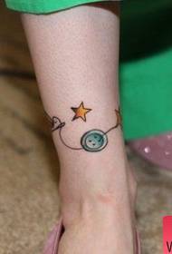 Travaux de tatouage étoile à cinq branches créative petites jambes fraîches