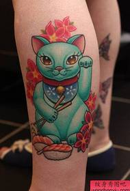 腿部彩色招财猫纹身图案