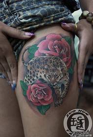 Jambes de beauté léopard avec motif de tatouage rose