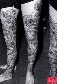 kreativna tetovaža crno-bijelog cvijeta
