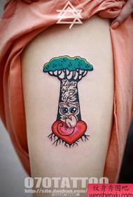 Дівчина ноги милий кіт з малюнком любов татуювання дерево