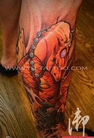 Traditionelle Farbtattoos in den Beinen werden von Tattoos geteilt