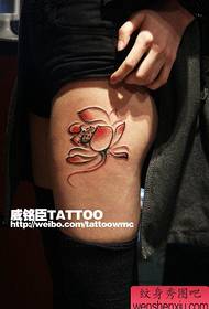 სილამაზის ფეხები პოპულარული კლასიკური მელნის Lotus tattoo ნიმუში