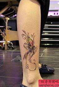 Gambe di donna cù u tatuu di farfalla di culore