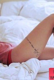Малка свежа жена крак писмо татуировка работа