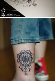 Beautiful and popular vanilla tattoo pattern on girls' legs
