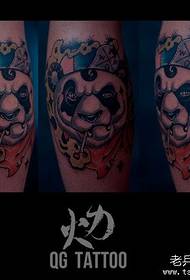 Panda-tatoeëringspatroon met koel bene