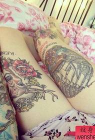 Populārs meitenes kājas personības tetovējums