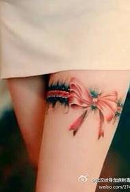 Slika za prikaz tetovaža djeluje: tetovaža luka djevojke na nozi