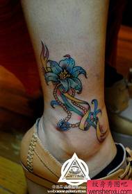 Smuk tatoveringsmønster for farvet lilje til piger ben