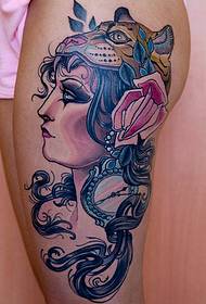 展示一幅大腿上的欧美美女纹身图案