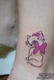 një model tatuazhe mace vizatimesh në këmbë