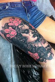 a popular European and American character tattoo on the thigh