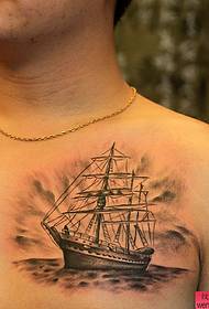 Tatoveringsshow, anbefaler en seilende tatovering foran brystet