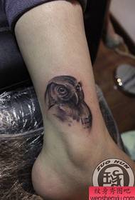 Girl's legs popular classic black gray owl tattoo pattern