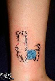 Pequeño trabajo de tatuaje de perrito de pierna fresca