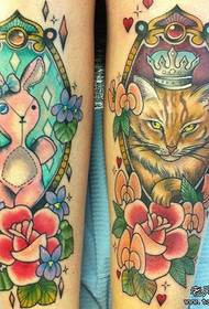 Trendy European and American cat tattoos on the legs
