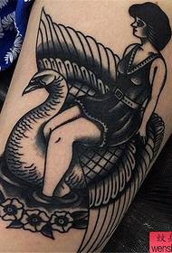 Tattoo montre, rekòmande yon tatoo pèsonalize ti fi Swan