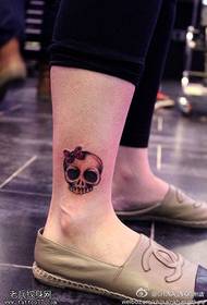 Πόδι δημιουργικό σχήμα τατουάζ τόξο κρανίο