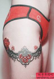 Σέξι και όμορφο σχέδιο τατουάζ δαντέλα στα πόδια της ομορφιάς
