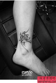 Gyönyörű fekete-fehér lótusz tetoválás minta a lányok lába