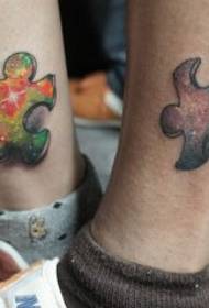 Kojos yra stilingai gražios poros žvaigždėto dangaus galvosūkio tatuiruotės modelis