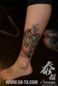 Disegno del tatuaggio delfino per le gambe delle ragazze