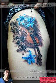 Magnifiquement beau motif de tatouage de violon pour les jambes de belles femmes
