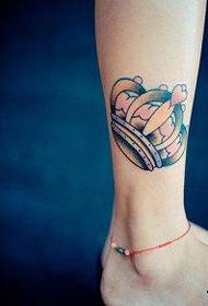 Prekrasno popularan uzorak tetovaže kruna za noge djevojčica