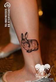 腿部可爱小巧的兔子纹身图案
