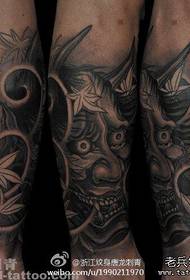 Klassiek zwart en grijs tattoo-patroon op de benen