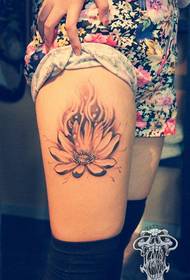 Krásne ženské lotosové tetovanie na nohách dievčat