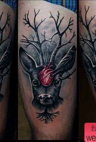 Pokaz tatuażu, polecam tatuaż na głowie jelenia nóg