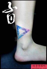 Model de tatuaj triunghiular frumos frumos pe picioarele fetelor