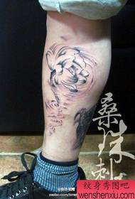 Ipateni enhle ye-pop inki ye-lotus tattoo kwimilenze